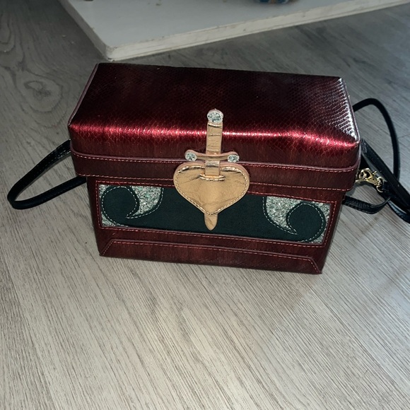 Danielle Nicole x Disney Handbags - Danielle Nicole Disney Snow White Evil Queen Queen Hearts Shoulder Bag